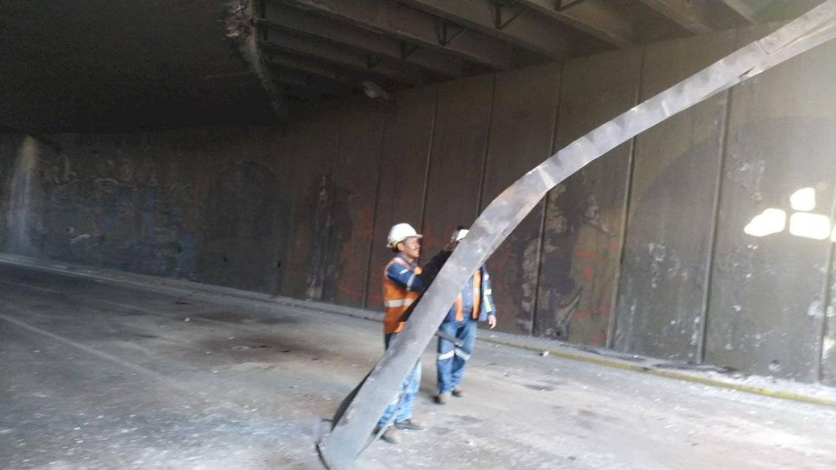 Un tráiler chocó en el puente a desnivel en el sector de San Blas y estará inhabilitado por tres días