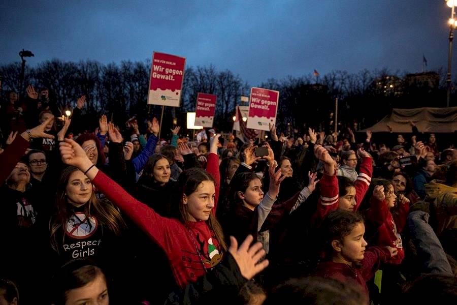Miles de mujeres bailan contra la violencia machista en el San Valentín berlinés