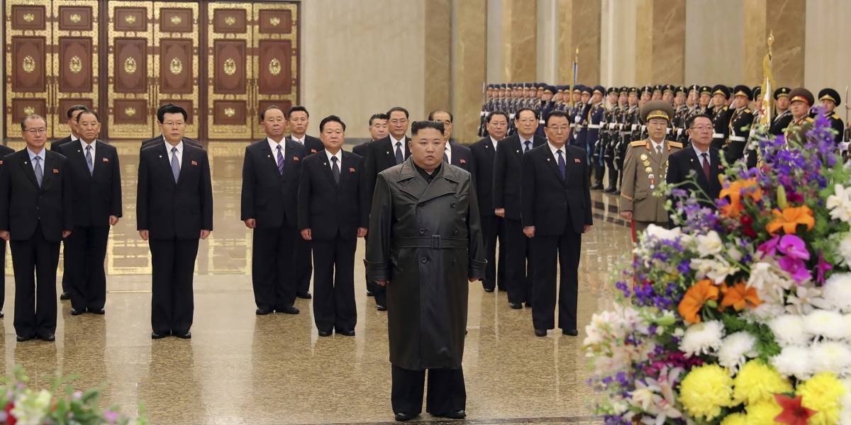 Reaparece Kim Jong-un visitando la tumba de su padre