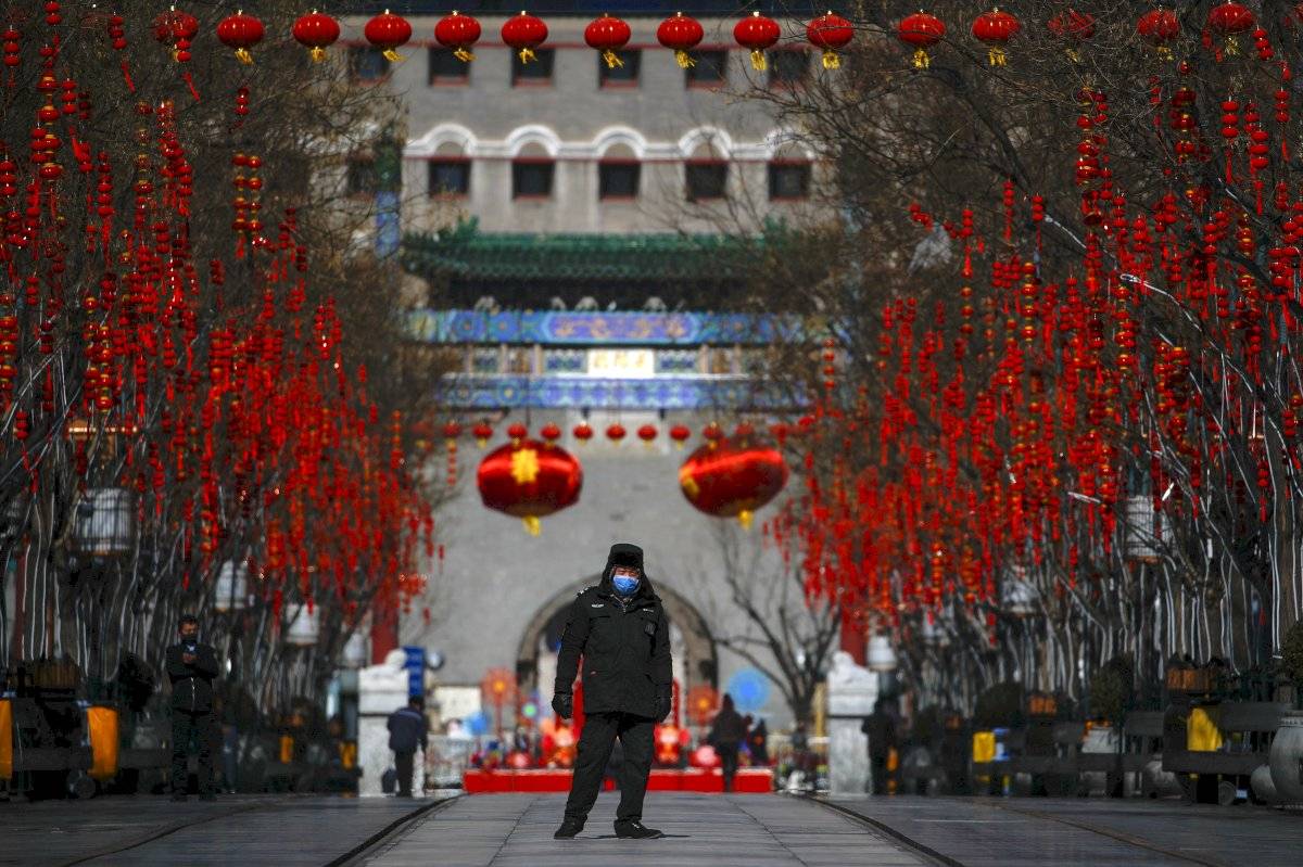 Un guardia cubre su rostro para protegerse del coronavirus en China.