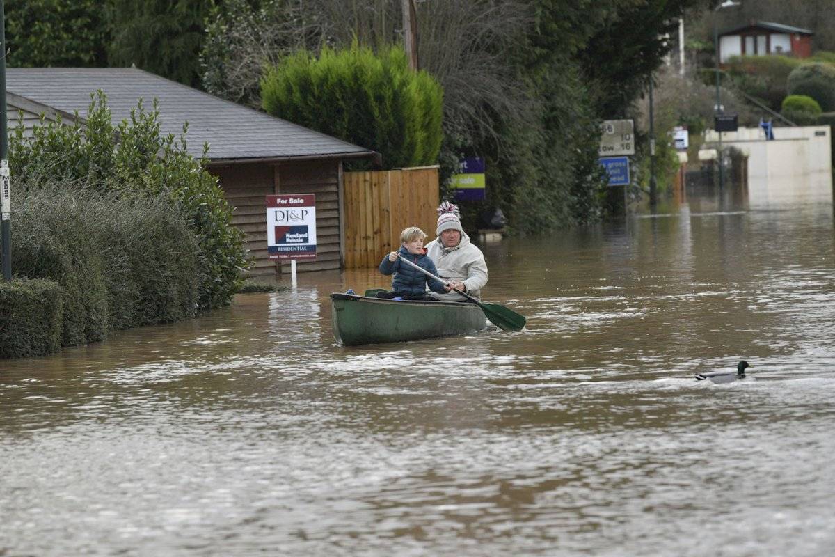 La tormenta también dejó un rastro de inundaciones y apagones en todo el norte de Europa