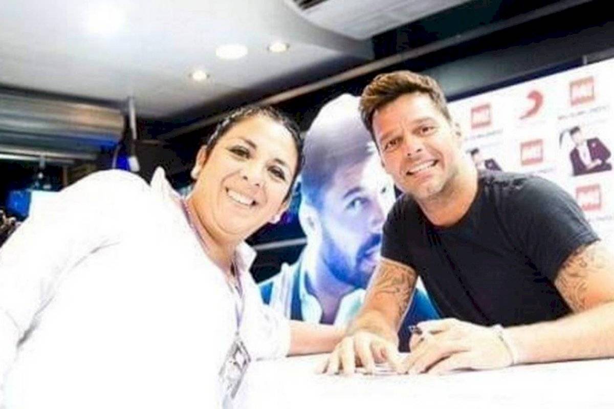 Madre del niño que gastó sus ahorros para que conociera a Ricky Martin fue delatada por el club de fans del artista: ya lo conocía