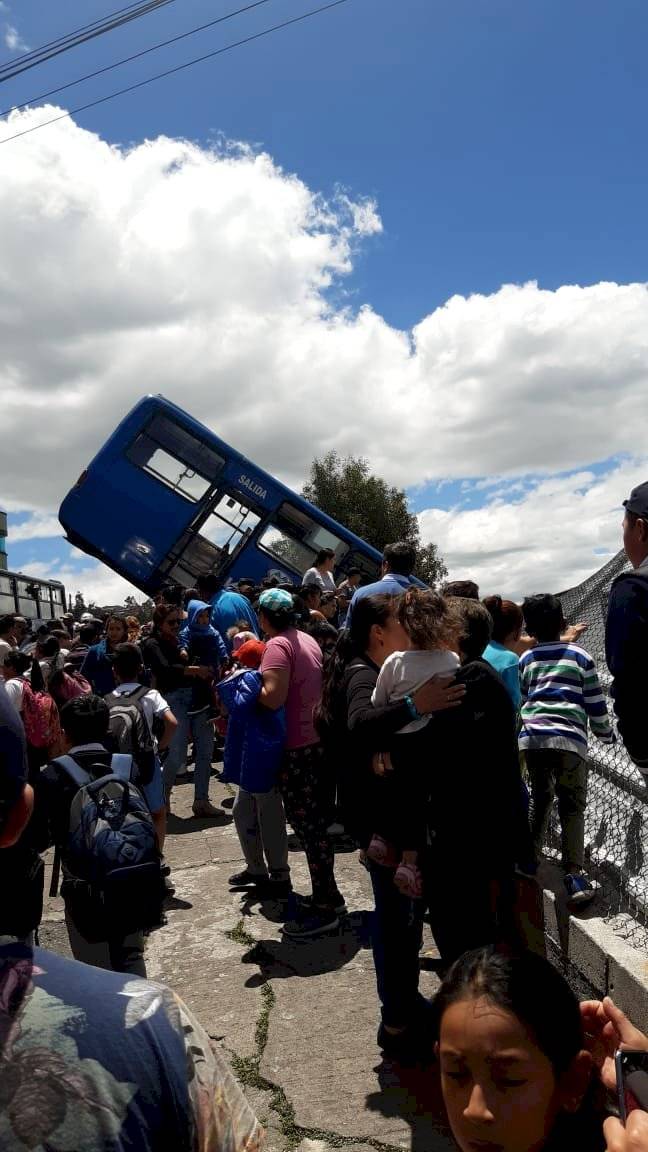 Bus impactó contra una unidad educativa en el sur de Quito