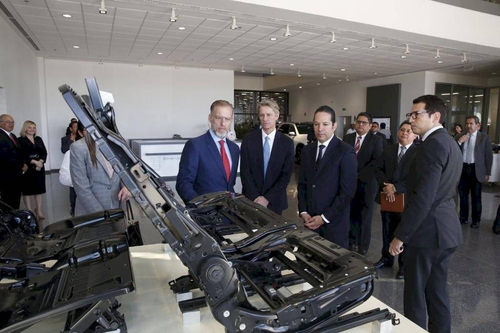 El gobernador Francisco Domínguez Servién durante el recorrido