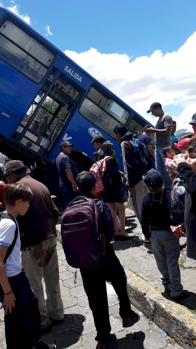 Bus impactó contra una unidad educativa en el sur de Quito