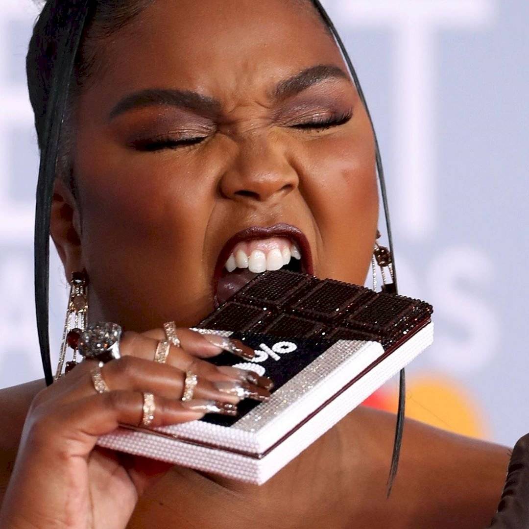 Lizzo impacta en los Brits 2020 con su inesperado y “rico” look de cacao