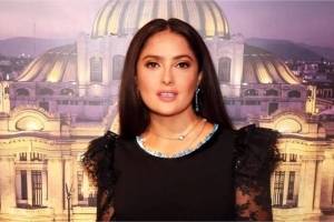 Salma Hayek luce un vestido de malla playero que deja poco a la imaginación