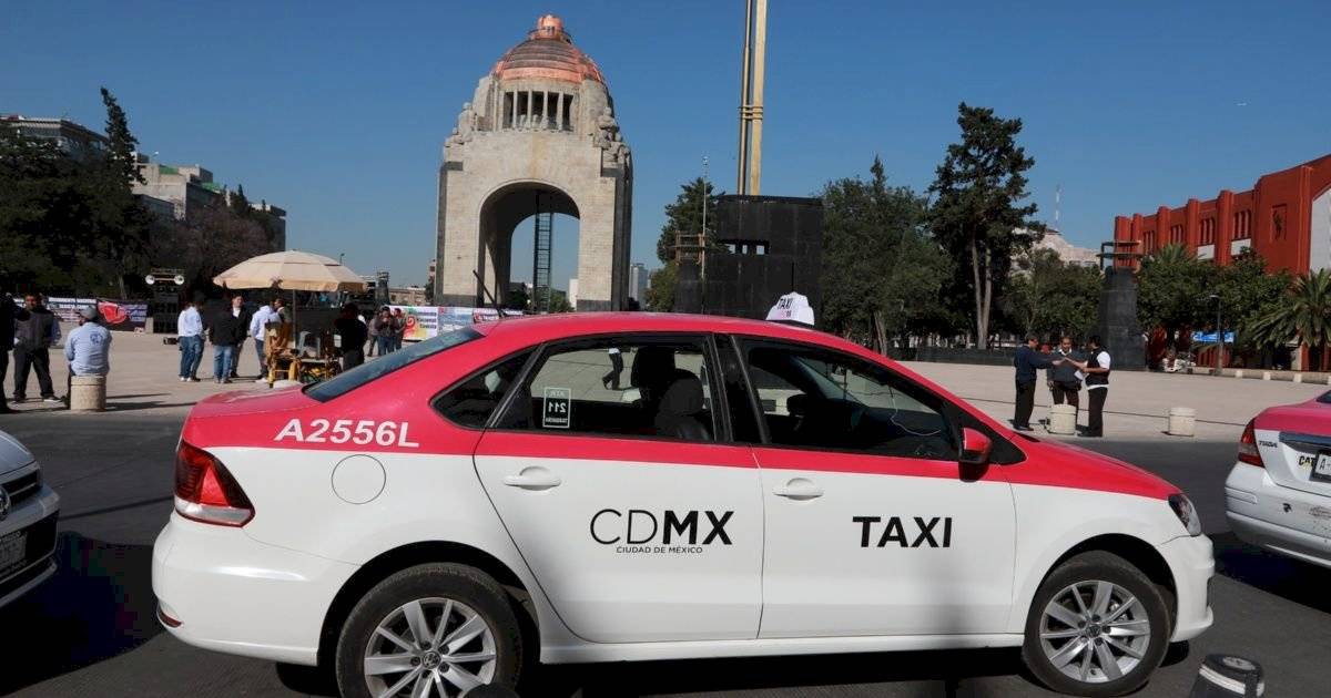 Taxistas se concentran en el Monumento a la Revolución