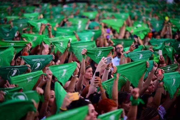 Latinoamérica reacciona por aborto en Argentina: Bolsonaro se espanta y diputados en Paraguay piden minuto de silencio