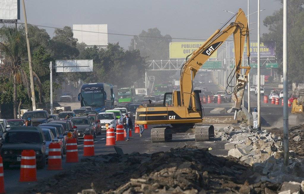 Nuevas obras del Peribús desatan caos vial en el sur de la ZMG