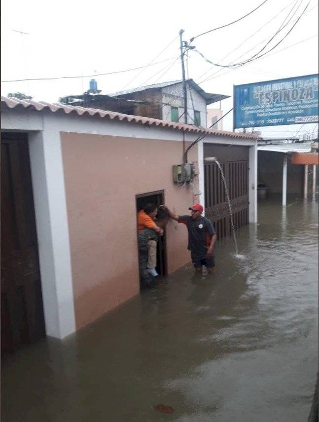 Sectores de Machala quedaron inundados por intensa lluvia