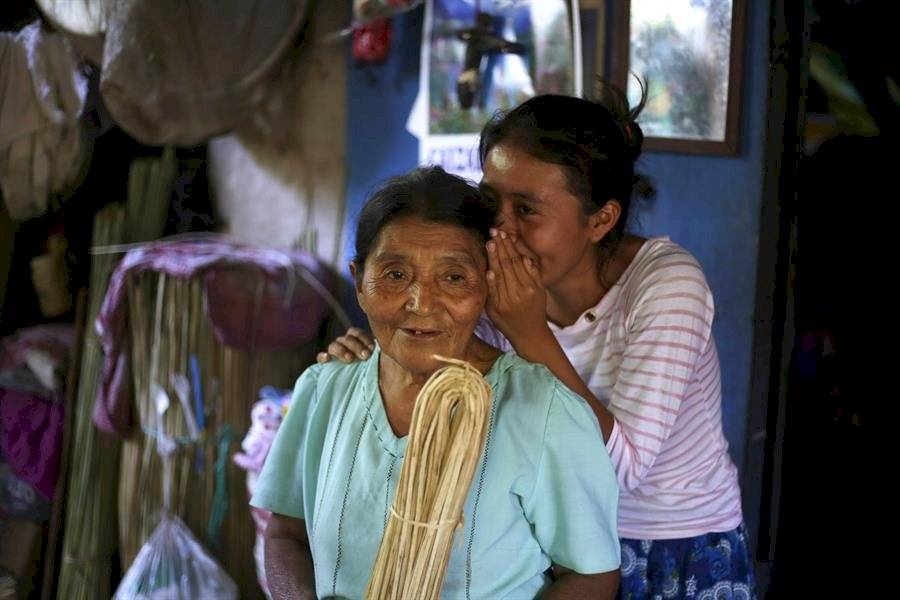 El petate, un arte que mujeres tejedoras de El Salvador luchan por conservar