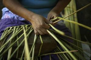 Mujer haciendo petate