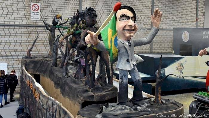 Bolsonaro em carro alegórico na cidade de Colônia, Alemanha