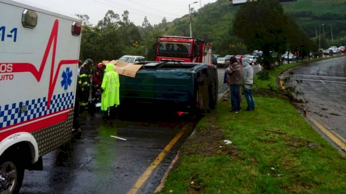 Un siniestro en la avenida Simón Bolívar. Tres personas resultaron heridas debido al volcamiento