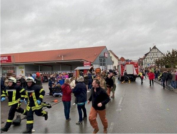 Hombre arrolló con un vehículo a una multitud en festival de Carnaval