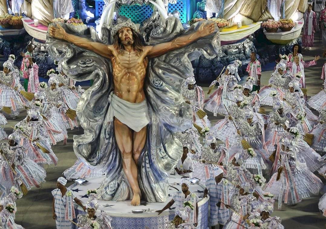 Desfile da Mangueira de 2017, com o tripé Cristo-Oxalá: vetado nas Campeãs