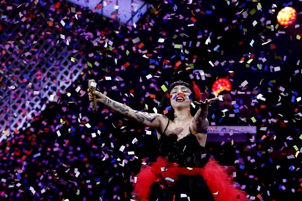 ¡Histórico!. Mon Laferte recibe su tercer Grammy Latino