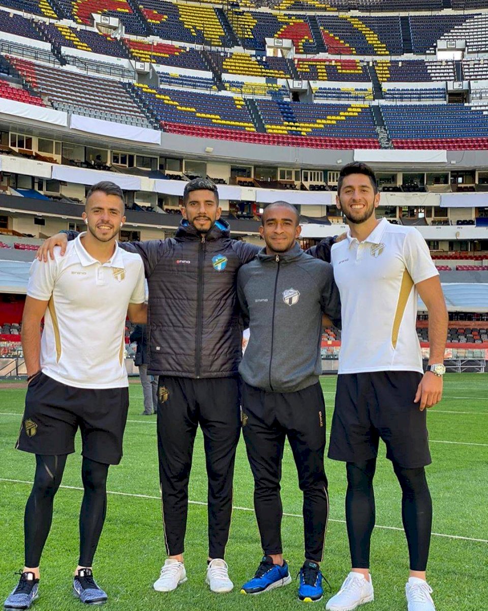 Cremas se toman foto en el estadio Azteca