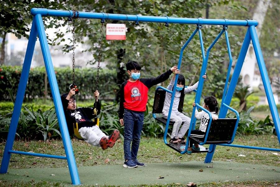 Las largas vacaciones de los niños vietnamitas por el COVID-19
