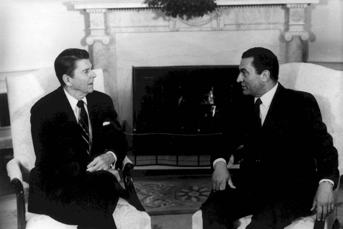 Hosni Mubarak en reunión en la Casa Blanca con Ronald Reagan