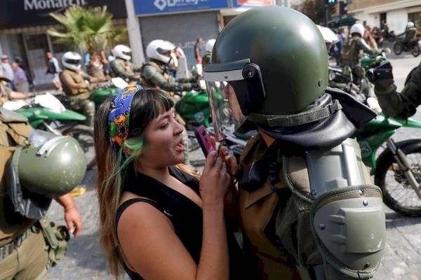 Manifestantes se enfrentan con la Policía durante protestas contra la realización del festival de Viña del Mar