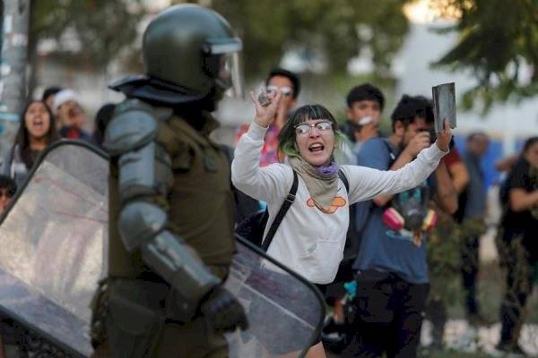 Manifestantes se enfrentan con la Policía durante protestas contra la realización del festival de Viña del Mar