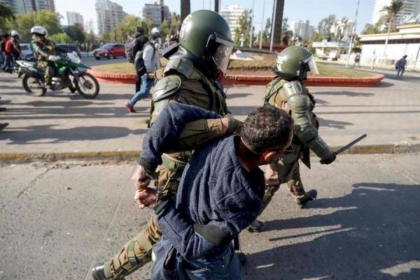 Manifestantes se enfrentan con la Policía durante protestas contra la realización del festival de Viña del Mar