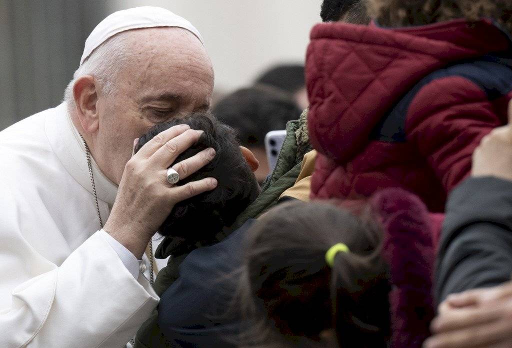 Papa Francisco saludando en la plaza de San Pedro