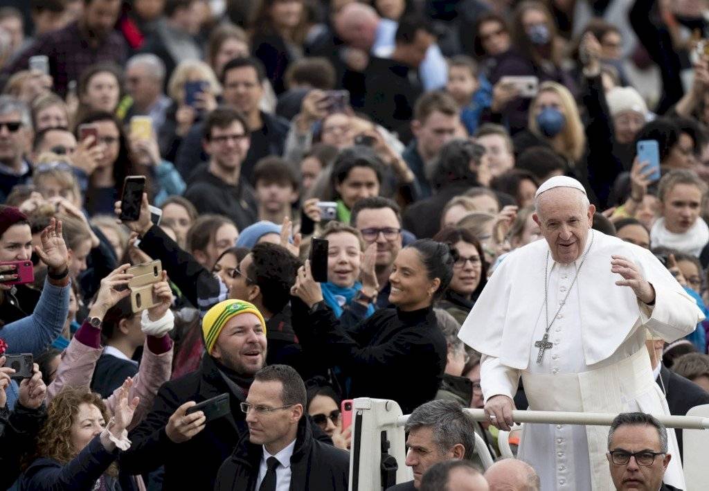 Papa Francisco saludando en la plaza de San Pedro