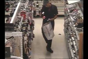 Buscan a este hombre por robo en Plaza Rio Hondo en Bayamón