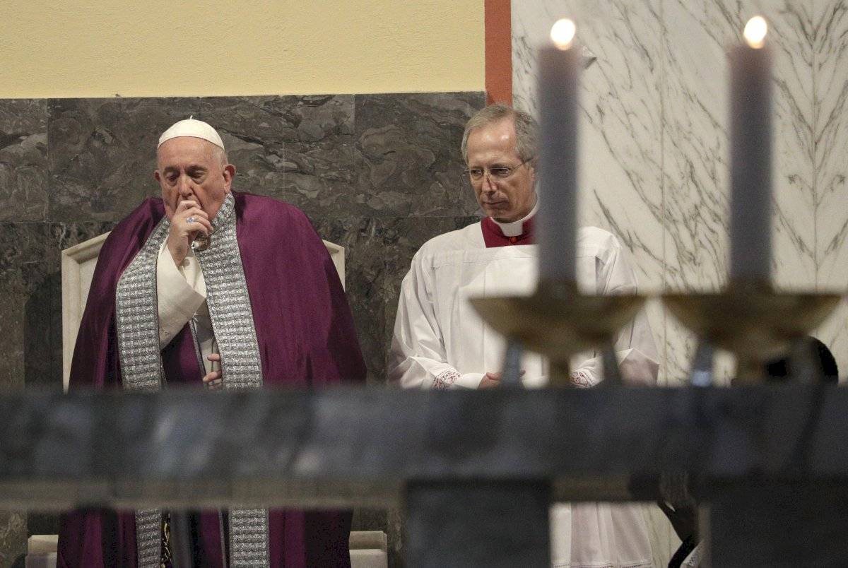 El Papa Francisco se mostró débil durante una celebración