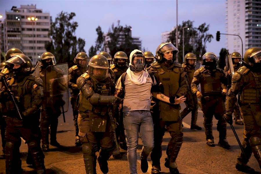 Policía chilena reprime una protesta pacífica contra el festival de Viña del Mar