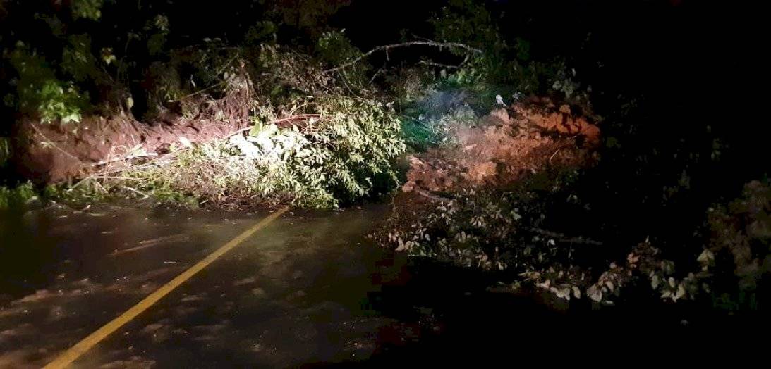 Derrumbe en la vía Calacalí-La Independencia