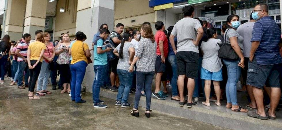 Filas en Guayaquil para mascarillas