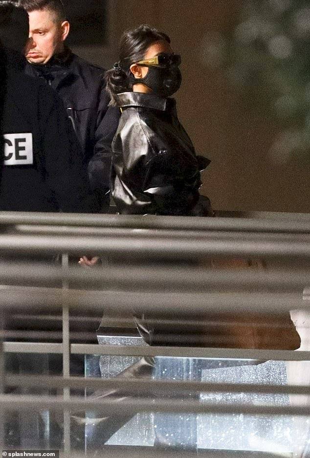 Kim Kardashian y Kourtney desafian el coronavirus y llegan a París deslumbrando con sus oufits de látex