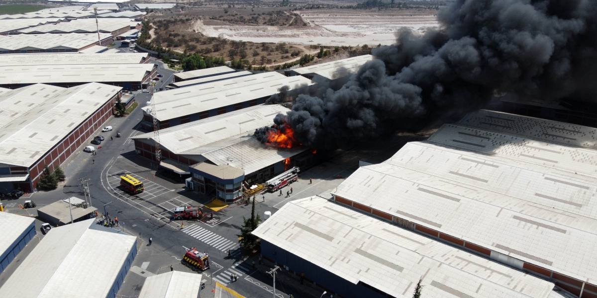 Explosión en bodegas de Pudahuel: Carabineros confirma tres personas desaparecidas