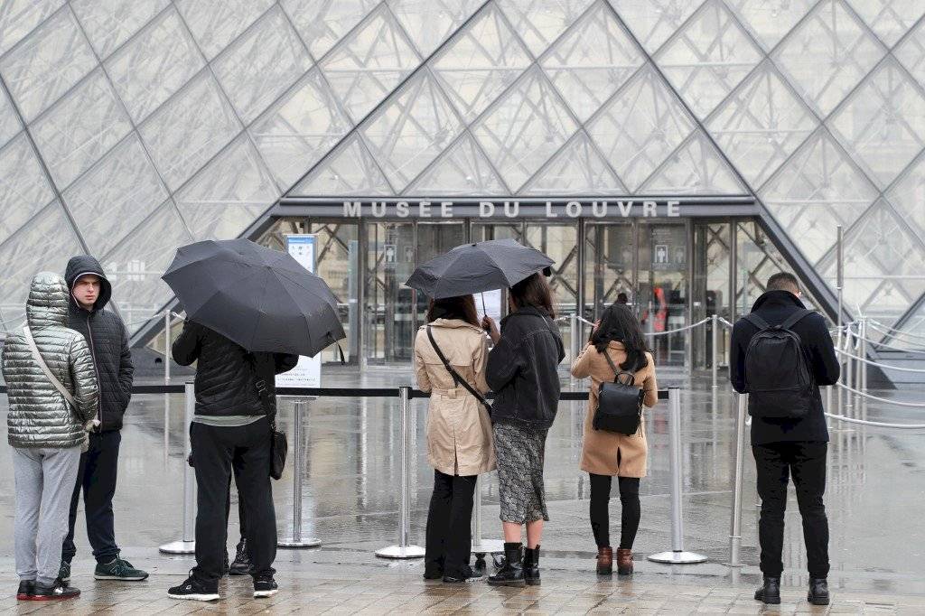 Cierran el museo Louvre, en Francia, por el coronavirus