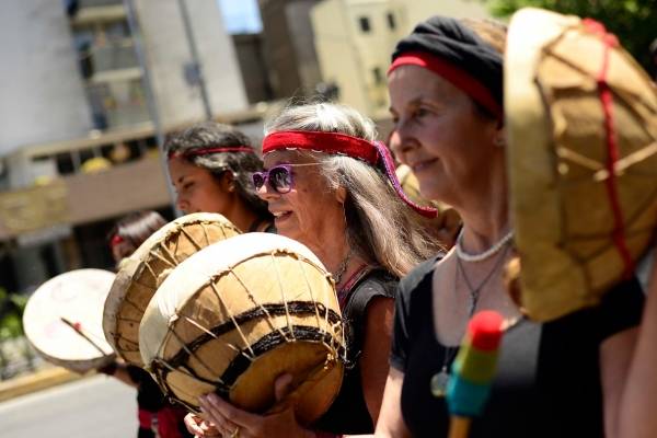 Un grupo de mujeres vestidas como mapuches, tocan el kultrun, durante la segunda gran marcha contra el proyecto hidroeléctrico Alto Maipo, organizada por la agrupación “No Alto Maipo”. Esta se realizó por la principal arteria de la Región Metropolitana, l