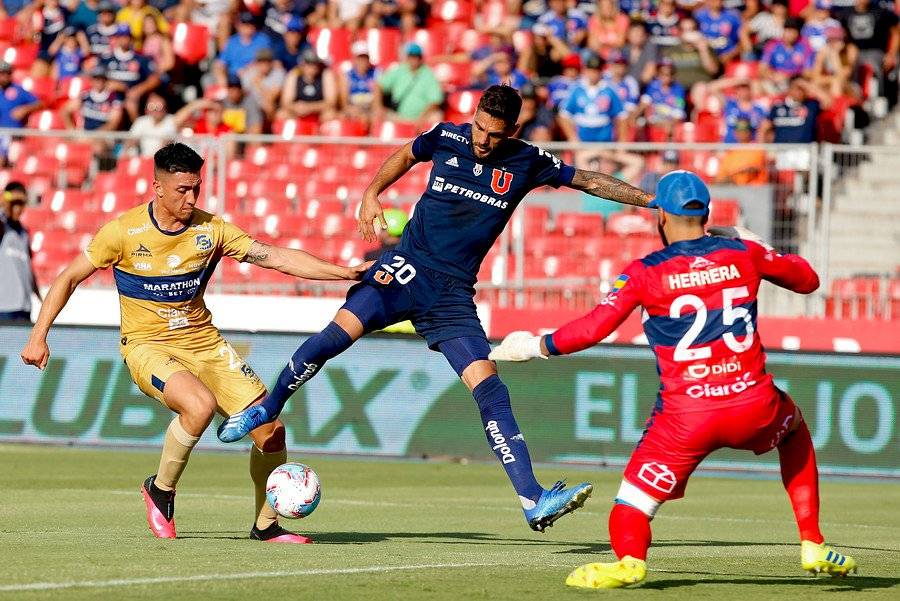 Joaquín Larrivery fue uno de los que vio ahogado su grito de gol por culpa de Johnny Herrera / Foto: Agencia UNO