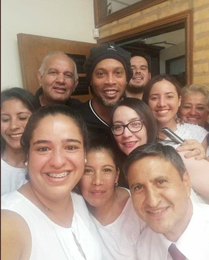 Ronaldinho se tomó fotos mientras era detenido y llamado a declarar en fiscalía