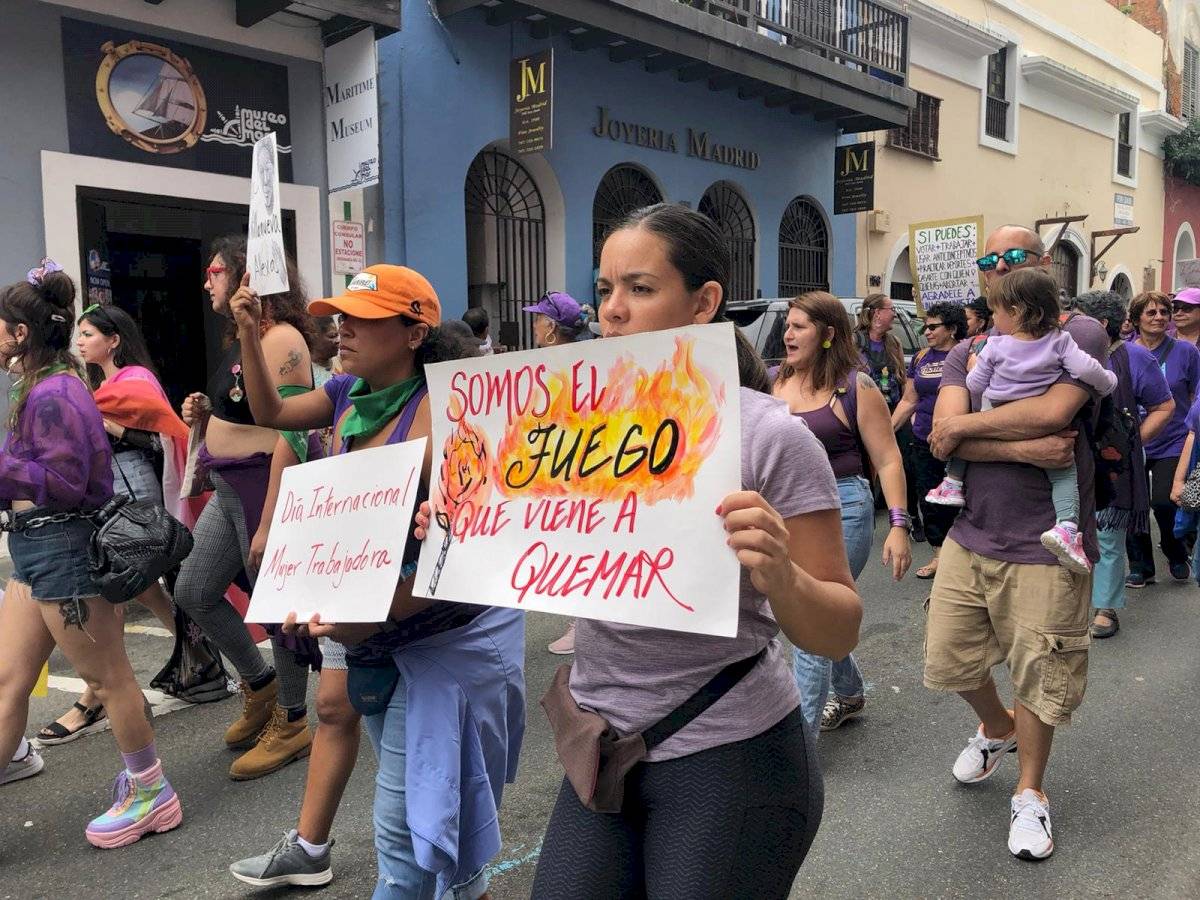Manifestantes llegan al Viejo San Juan en el Día Internacional de la Mujer