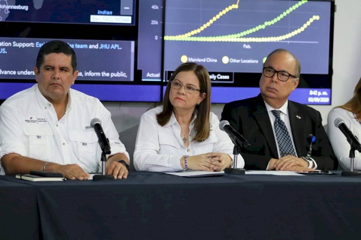 Ministra de Salud de Panamá, Rosario Turner (C), mientras participaba en una conferencia de prensa, en Ciudad de Panamá