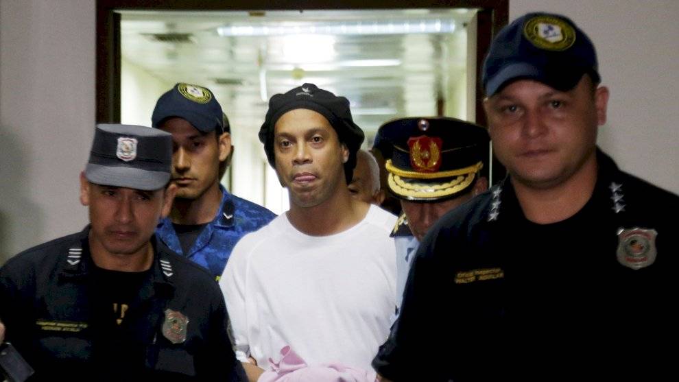 Hinchas llevan pizza a Ronaldinho en cárcel de Paraguay