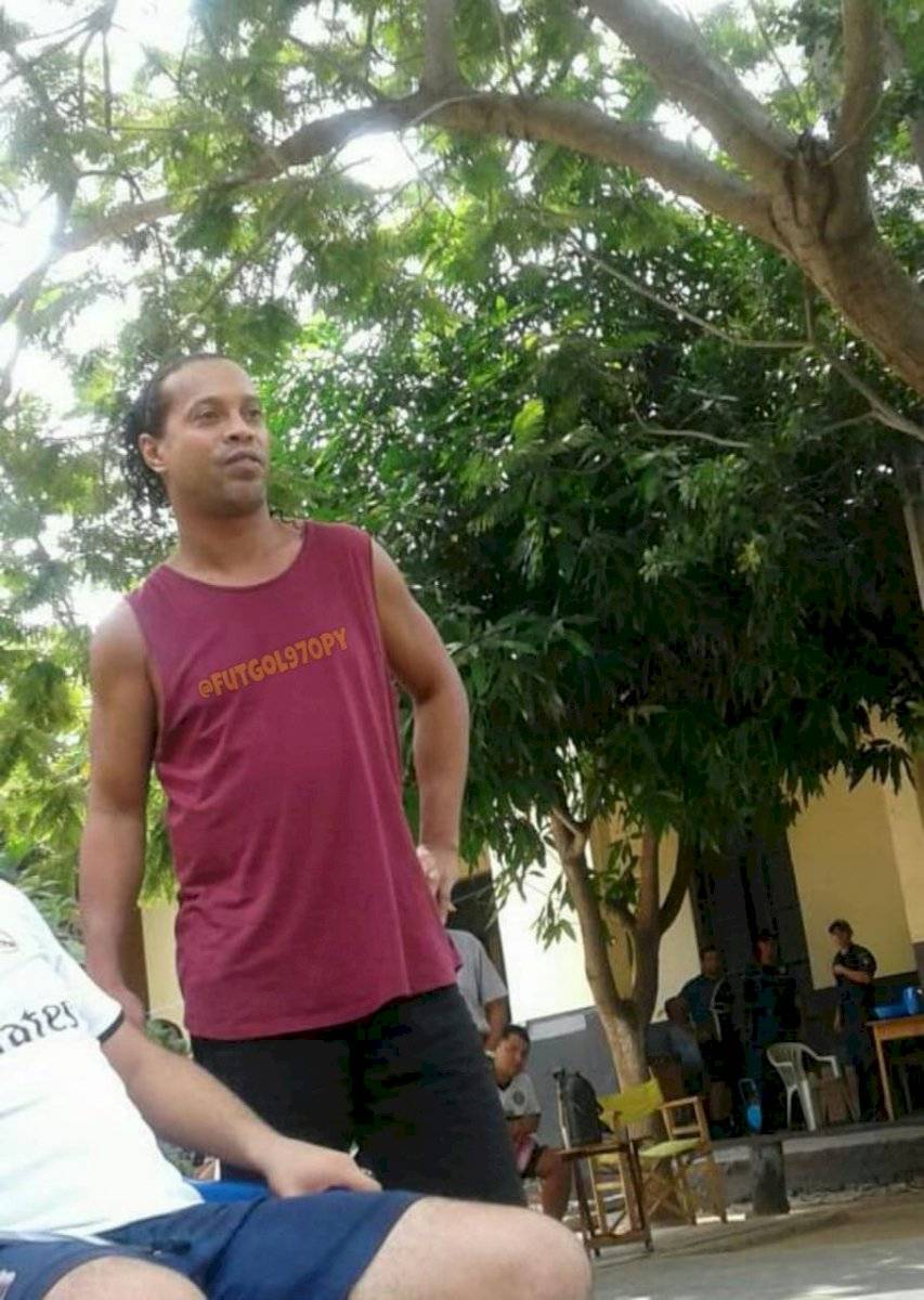 Hinchas llevan pizza a Ronaldinho en cárcel de Paraguay