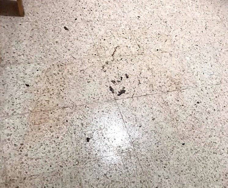 Evidencias en el lugar donde estaba el cuerpo de la mujer