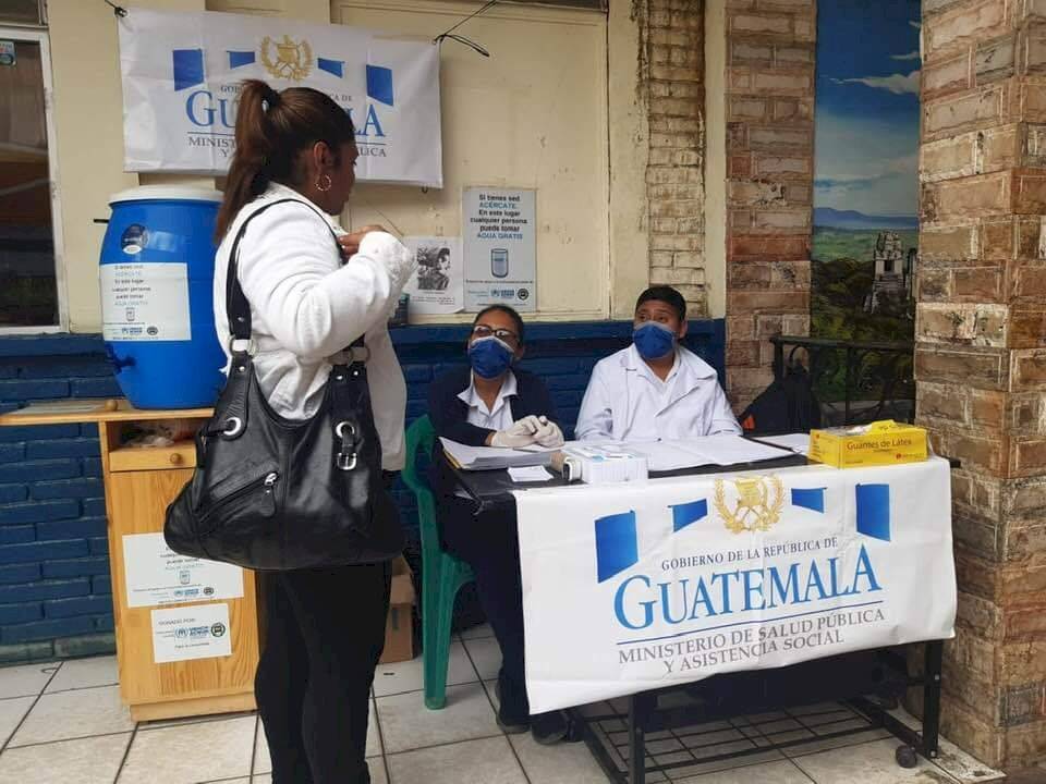 Diputados de la UNE visitan hospitales
