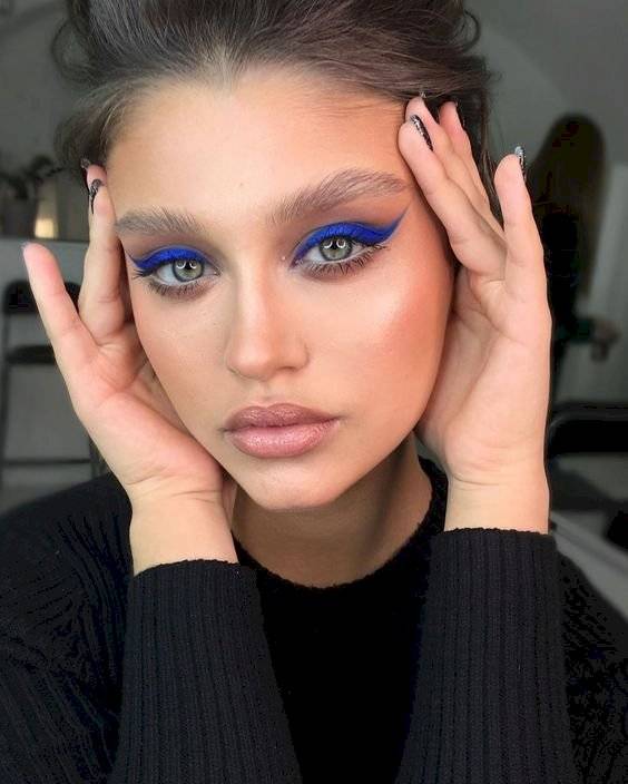 delineado de ojos de colores