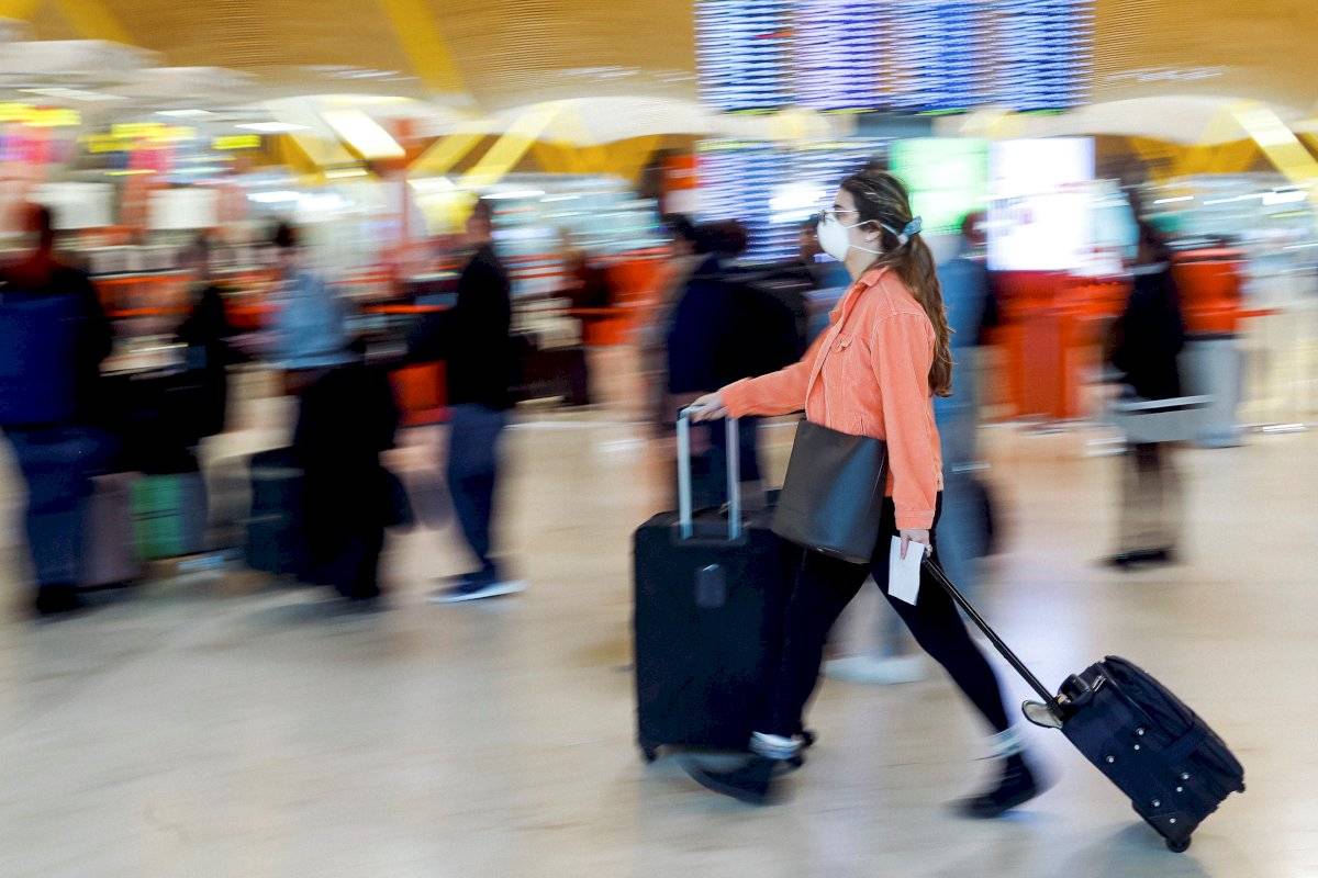 Viajeros protegidos con mascarillas este jueves en el aeropuerto Madrid-Barajas
