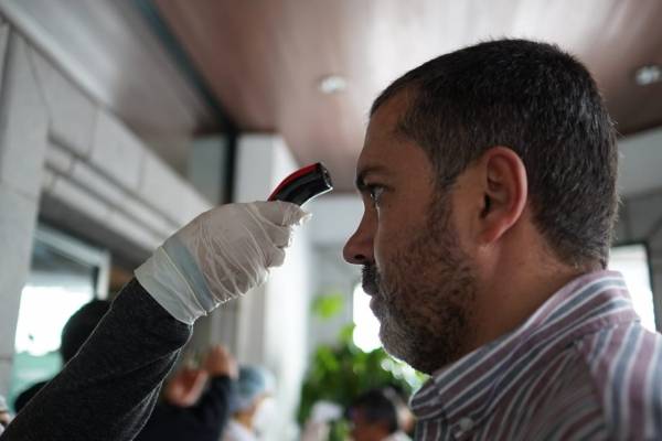 Controles por coronavirus en aeropuertos